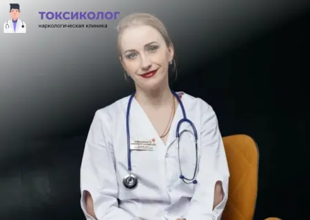 Квалифицированный врач-токсиколог в белом халате со стетоскопом, Лечение токсикомании.