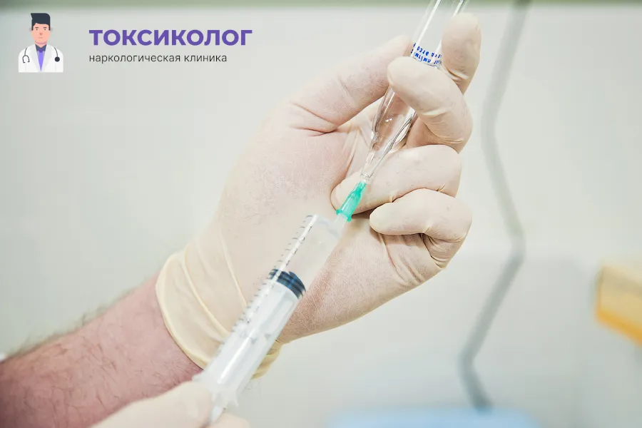 Процесс внутримышечной инъекции в ягодичную мышцу пациента при выполнении процедуры кодирования Вивитролом.